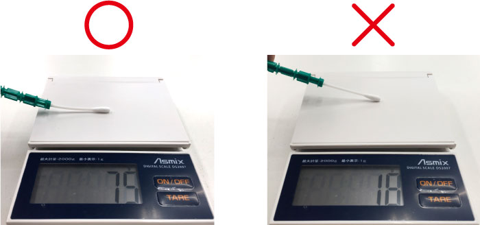 ルシパックの綿棒は軸をしならせてふき取り